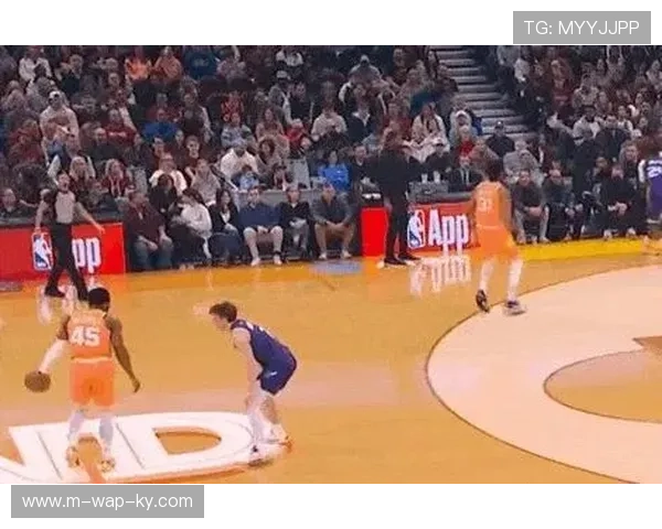 埃利斯防守持球手能力 为米切尔分担后场压力 埃利斯防守持球手能力 为米切尔分担后场压力